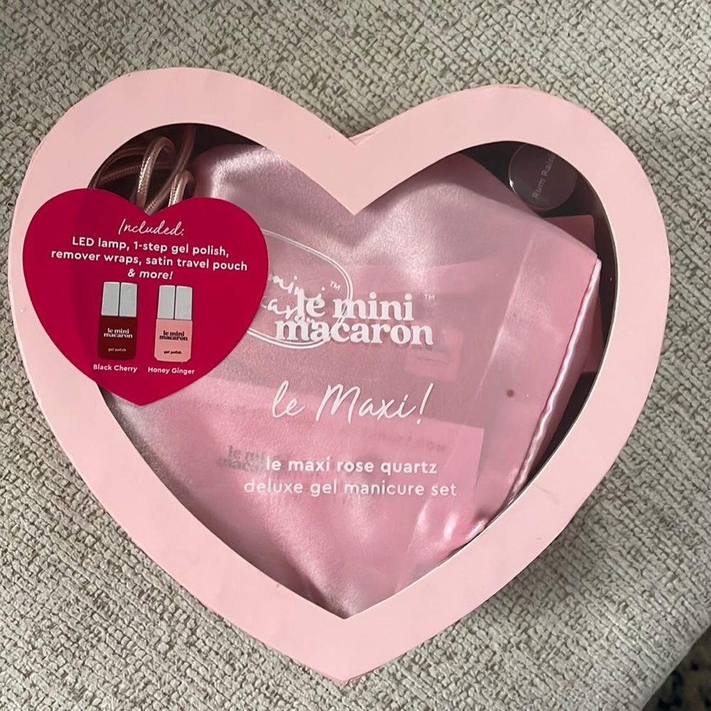 Le mini macaron mail kit set: like new in Rose Gold